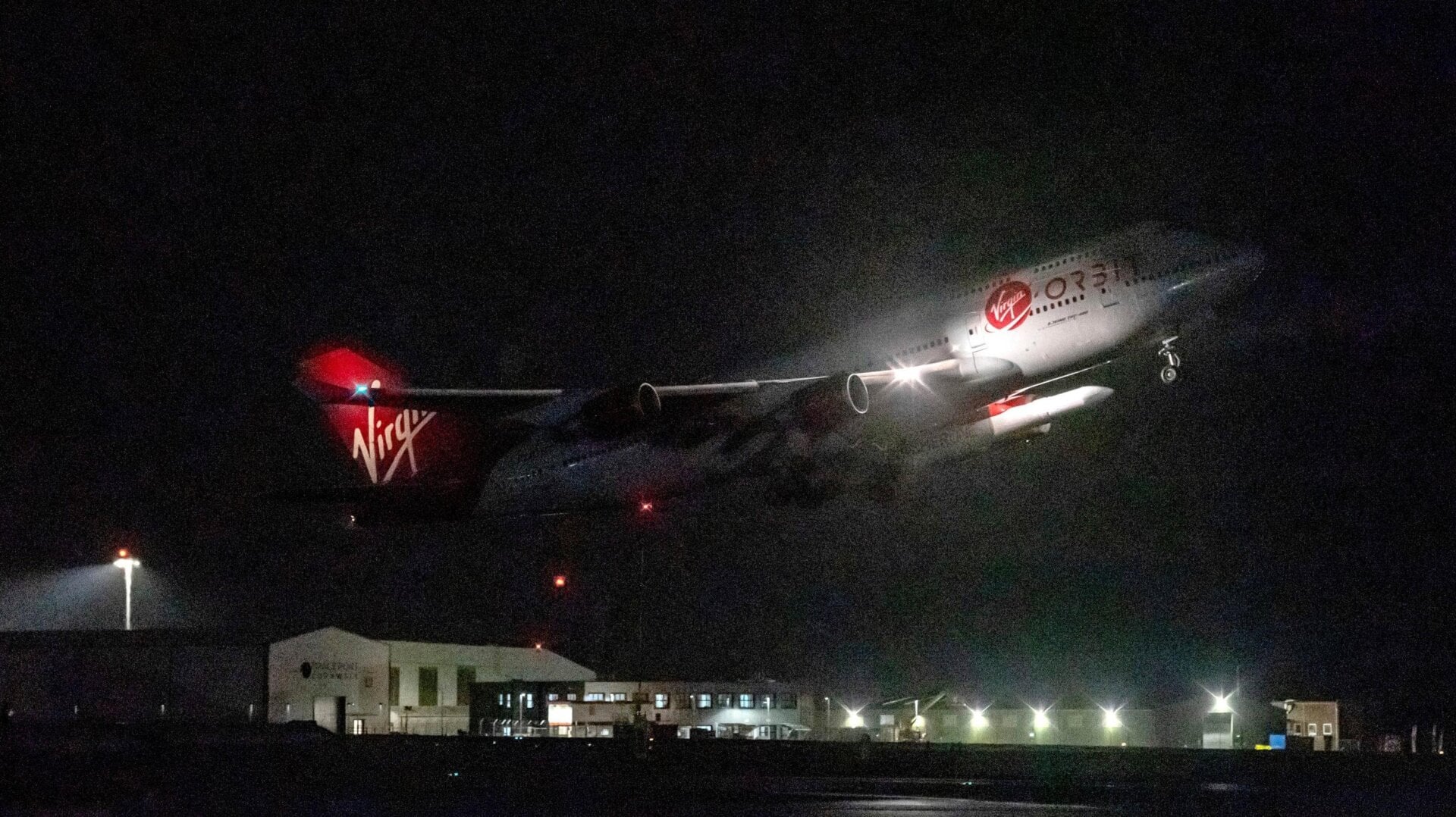 El avión Cosmic Girl de Virgin Orbit llevando el cohete LauncherOne desde el puerto espacial Cornwall en Reino Unido