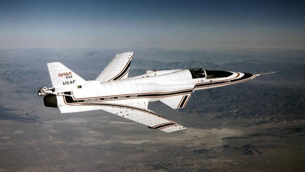El X-29 sobrevolando California en 1990.
