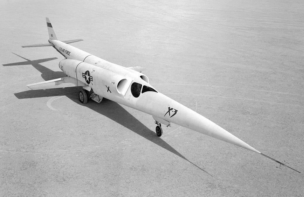 Un X-3 puntiagudo en el lecho de un lago cerca de la Base de la Fuerza Aérea Edwards en California en 1954.