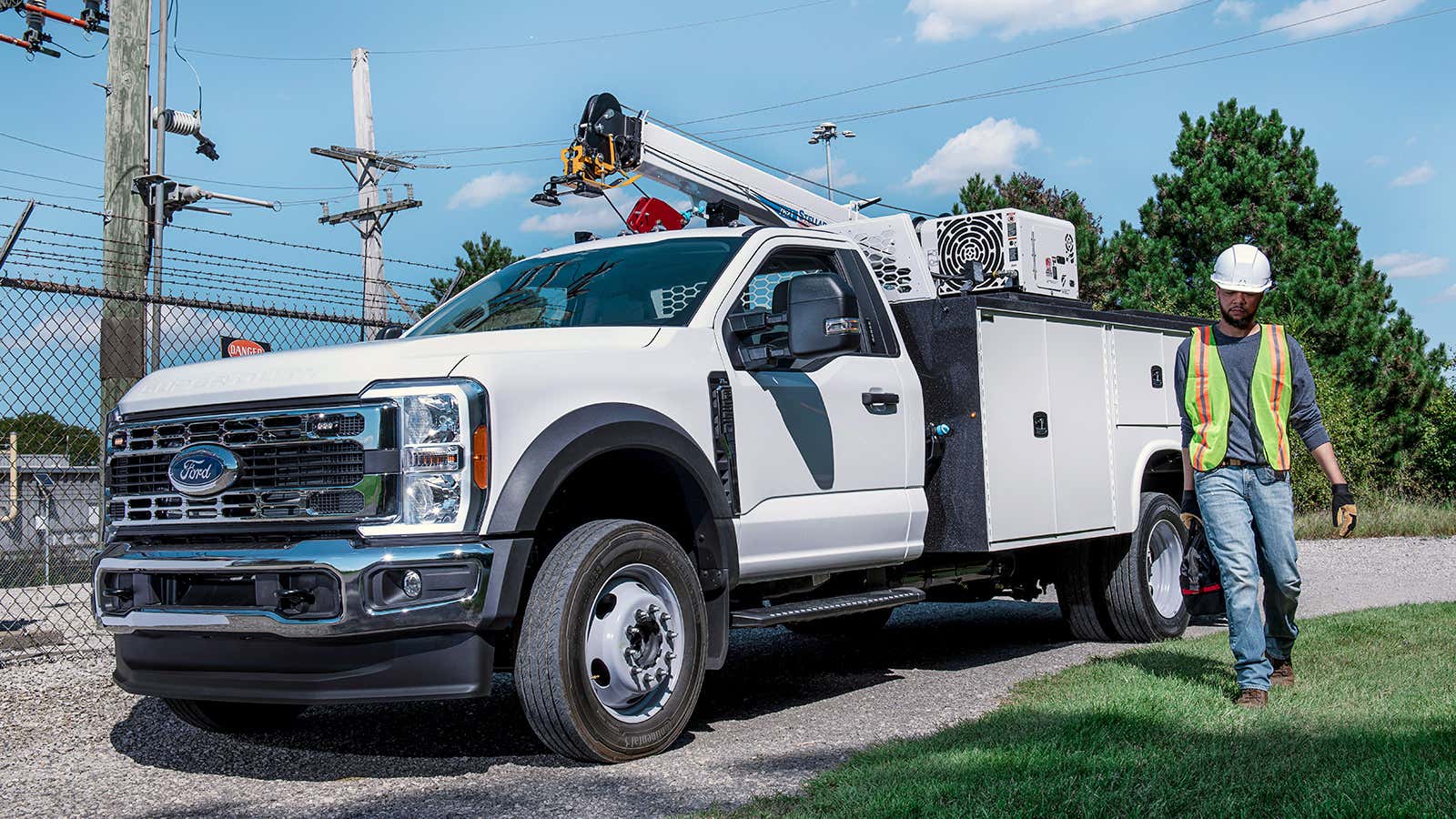 Una Ford Super Duty, con las ruedas traseras dobles opuestas entre sí. La “cara” de la rueda trasera más externa que puede ver es solo el otro lado de la rueda delantera.