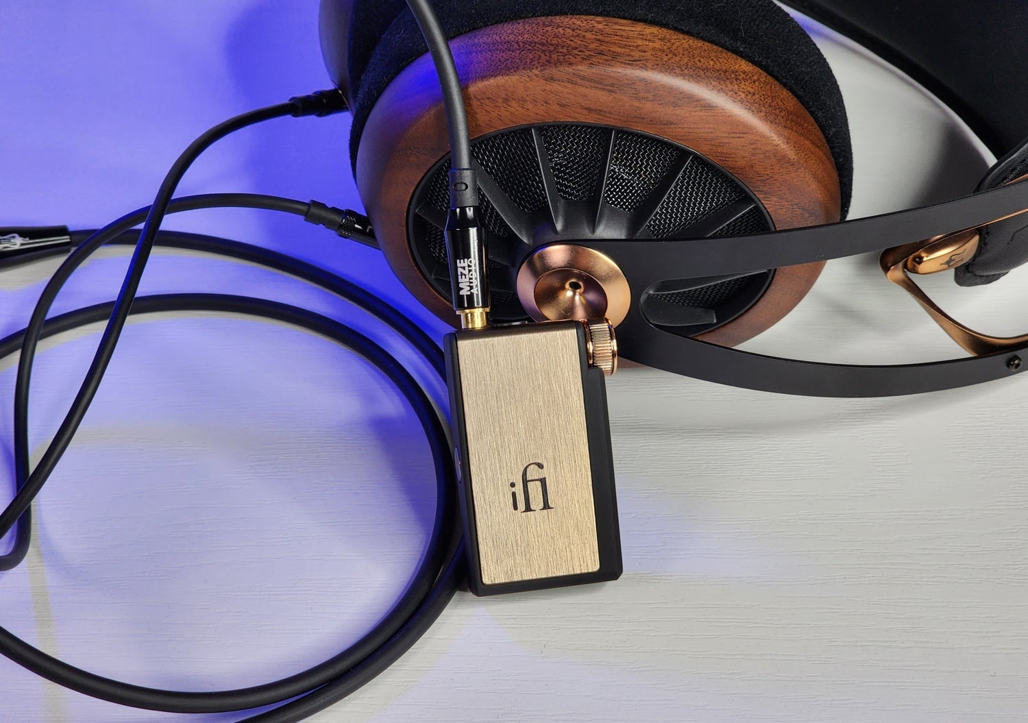 El iFi Go Blu junto a los Meze 109 Pro.