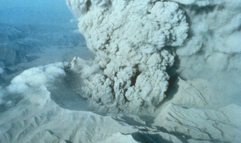 La geoingeniería solar intentaría imitar los efectos de una gran erupción volcánica, como la erupción de 1991 en el monte Pinatubo que aparece en la imagen.