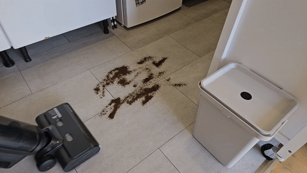 Con el café se ve bien lo poco que tarda en aspirar el polvo de forma efectiva.