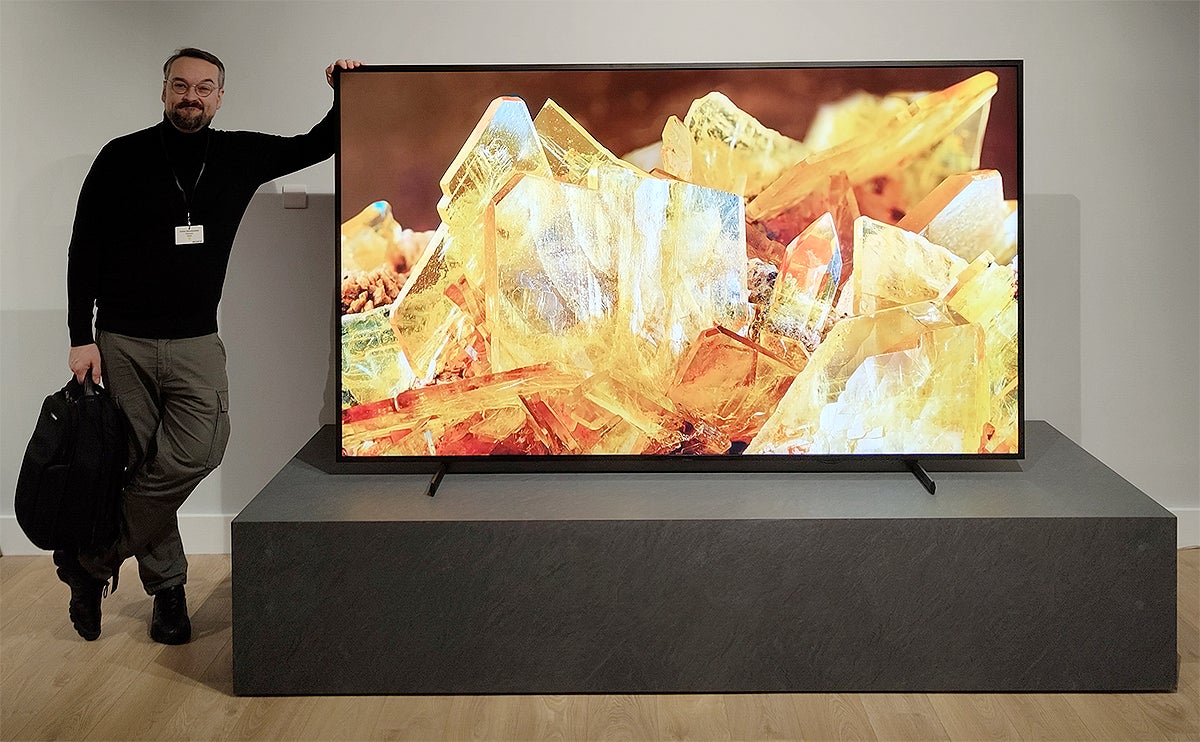 El Sony Bravia XR X90L, en su versión de 98 pulgadas. Blogger de 1,88cm de altura para escala.