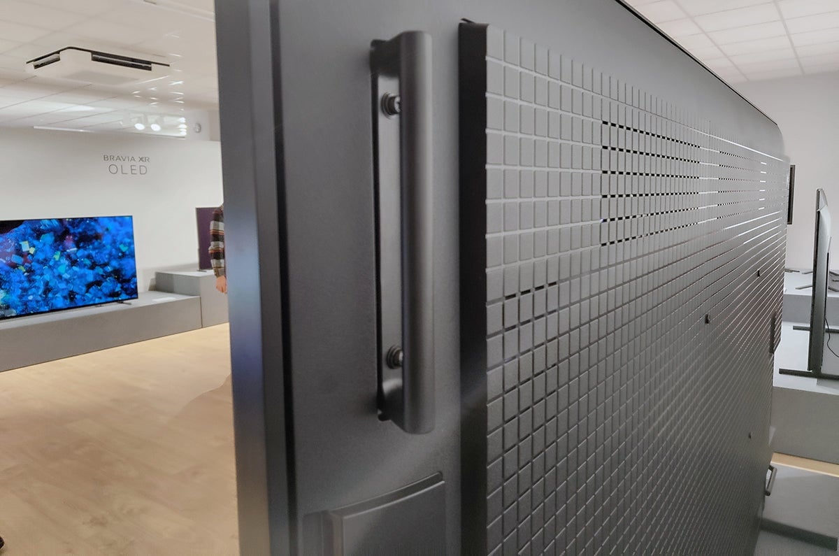 Detalle de las asas posteriores en el modelo de 98 pulgadas.