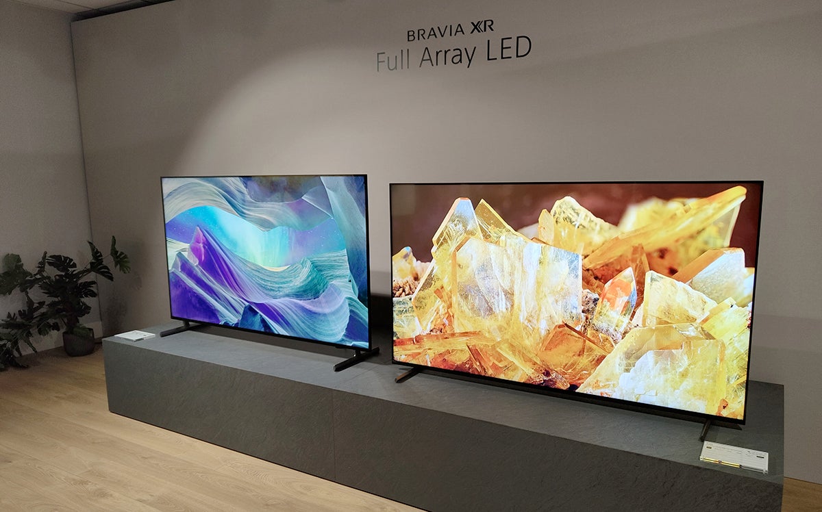 El Sony Bravia X85L, junto a una versión más pequeña del X90L.