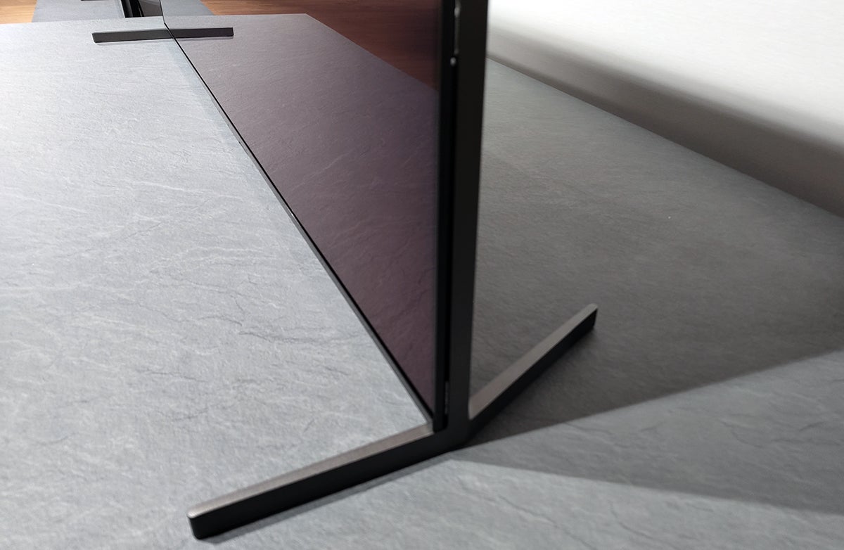 El Bravia XR A95L y el X95L tienen patas asimétricas apenas visibles desde el frontal. Pese a su aspecto, se pueden regular en altura y anchura.