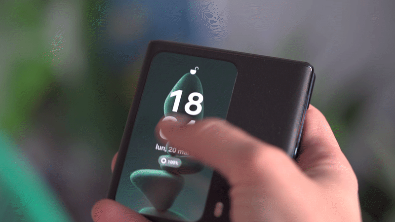 Leer notificaciones también resulta muy cómodo gracias a su pantalla externa.