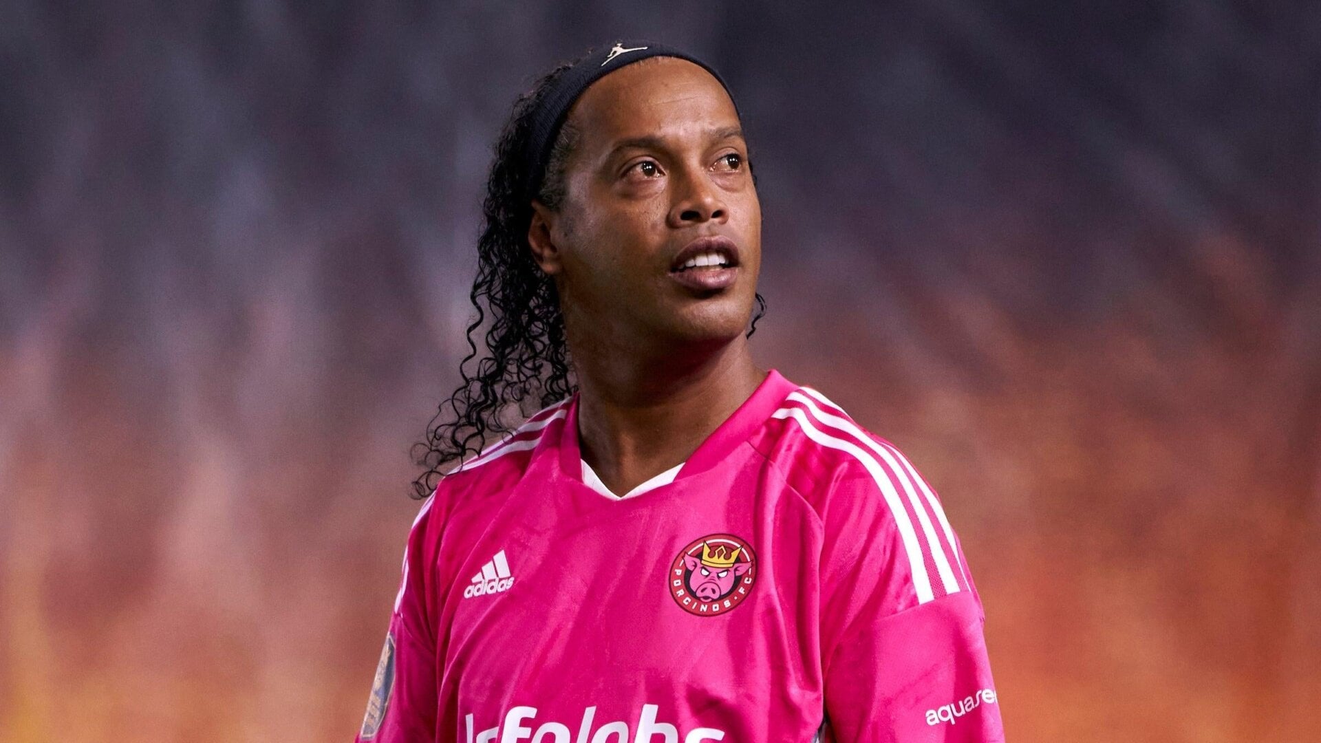 La leyenda del fútbol brasileño Ronaldinho se puso la camiseta rosa del Porcinos FC de Ibai para jugar en la Kings League