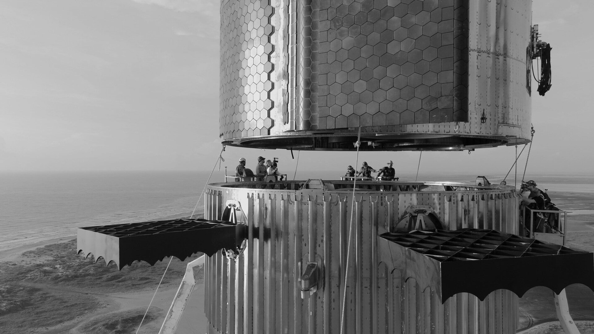 Ingenieros que asisten al primer apilamiento completo de la etapa superior de Starship con el refuerzo súper pesado, el 10 de agosto de 2021.