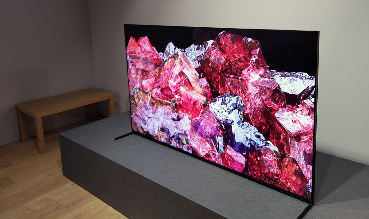 El Sony Bravia XR X95L Mini LED y sus curiosas patas asimétricas, vistas desde delante.