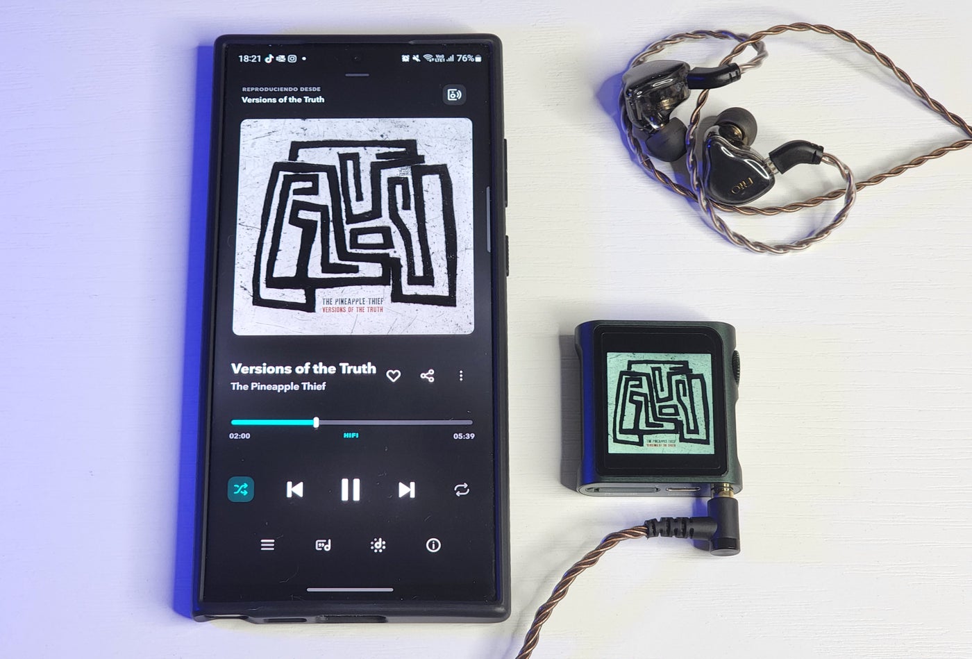 Así se ve el Shanling M0 Pro junto a un smartphone, la diferencia de tamaño es enorme.