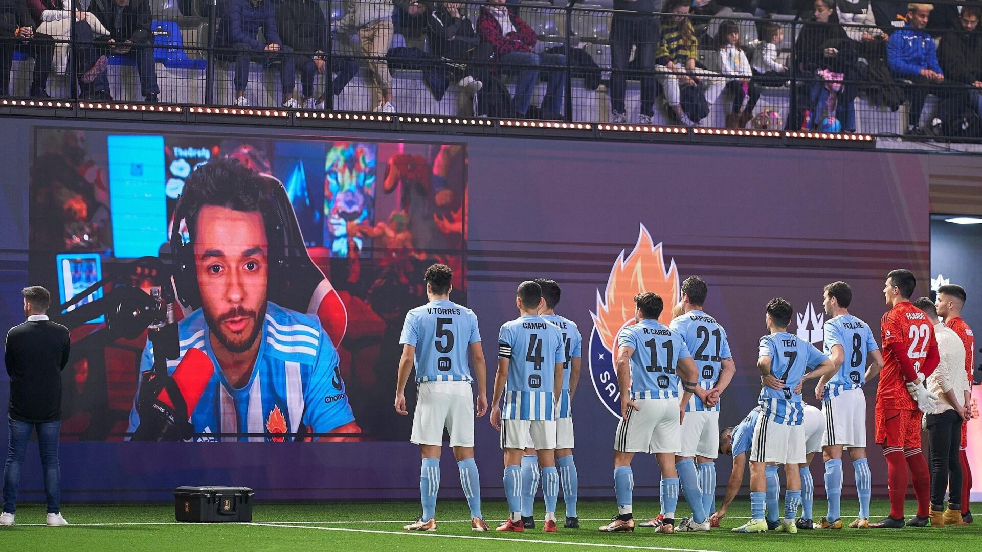 El streamer TheGrefg habla con su equipo, Saiyans FC, antes de un partido