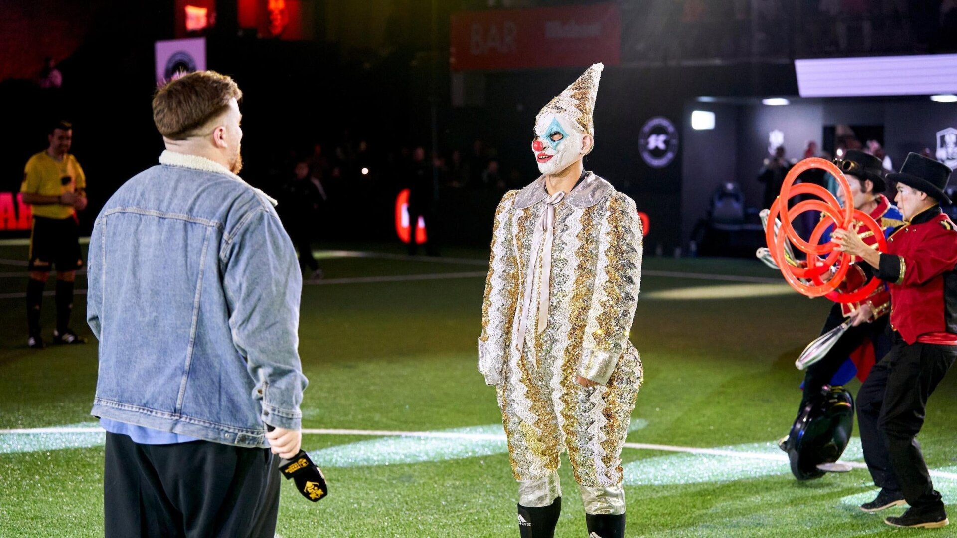 En respuesta a las críticas de los directivos de la liga española de fútbol, ​​Piqué anunció a un misterioso payaso como nuevo jugador del Kunisports de Sergio Agüero