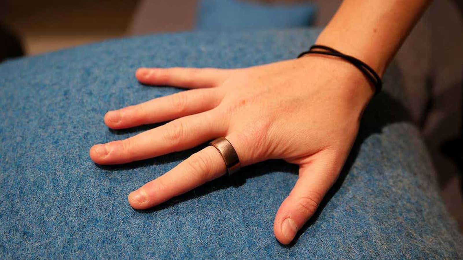 El anillo en la patente como un dispositivo inteligente “para medir indicadores de salud y/o sueño”