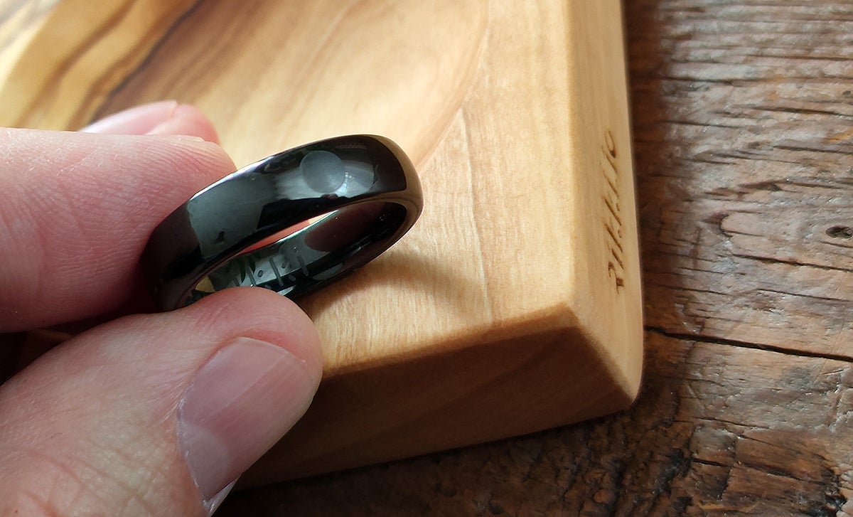 En el interior del anillo se pueden ver los logotipos de Rikki.io y Mastercard.