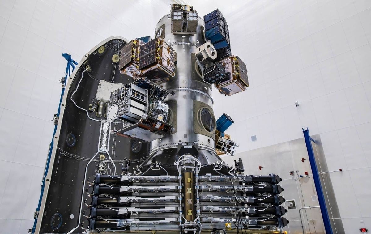 Las cargas útiles de la misión Transporter-7 de SpaceX antes de integrarse en el cohete Falcon 9