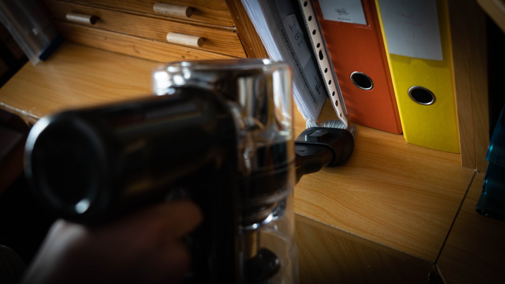 Tanto el cabezal 2 en 1 como la rinconera viene muy bien para usar el P12 como aspirador de mano.