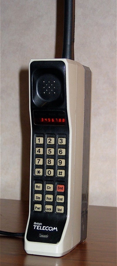 El primer teléfono móvil o celular disponible a nivel comercial, el Motorola DynaTAC 8000x
