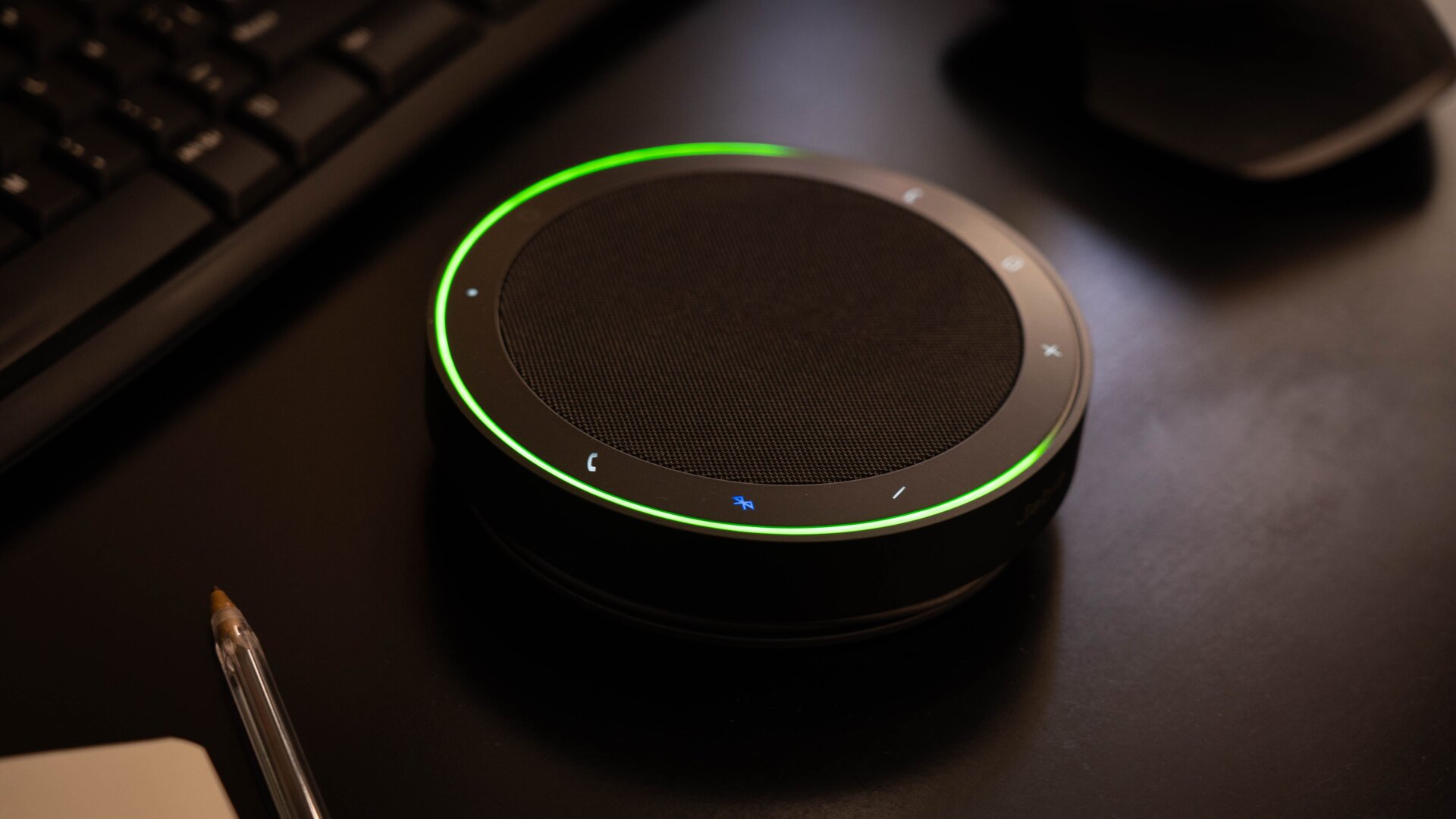 El anillo se ilumina de diferentes formas para darnos información. Además, solo se encienden los botones que podemos usar en ese momento.