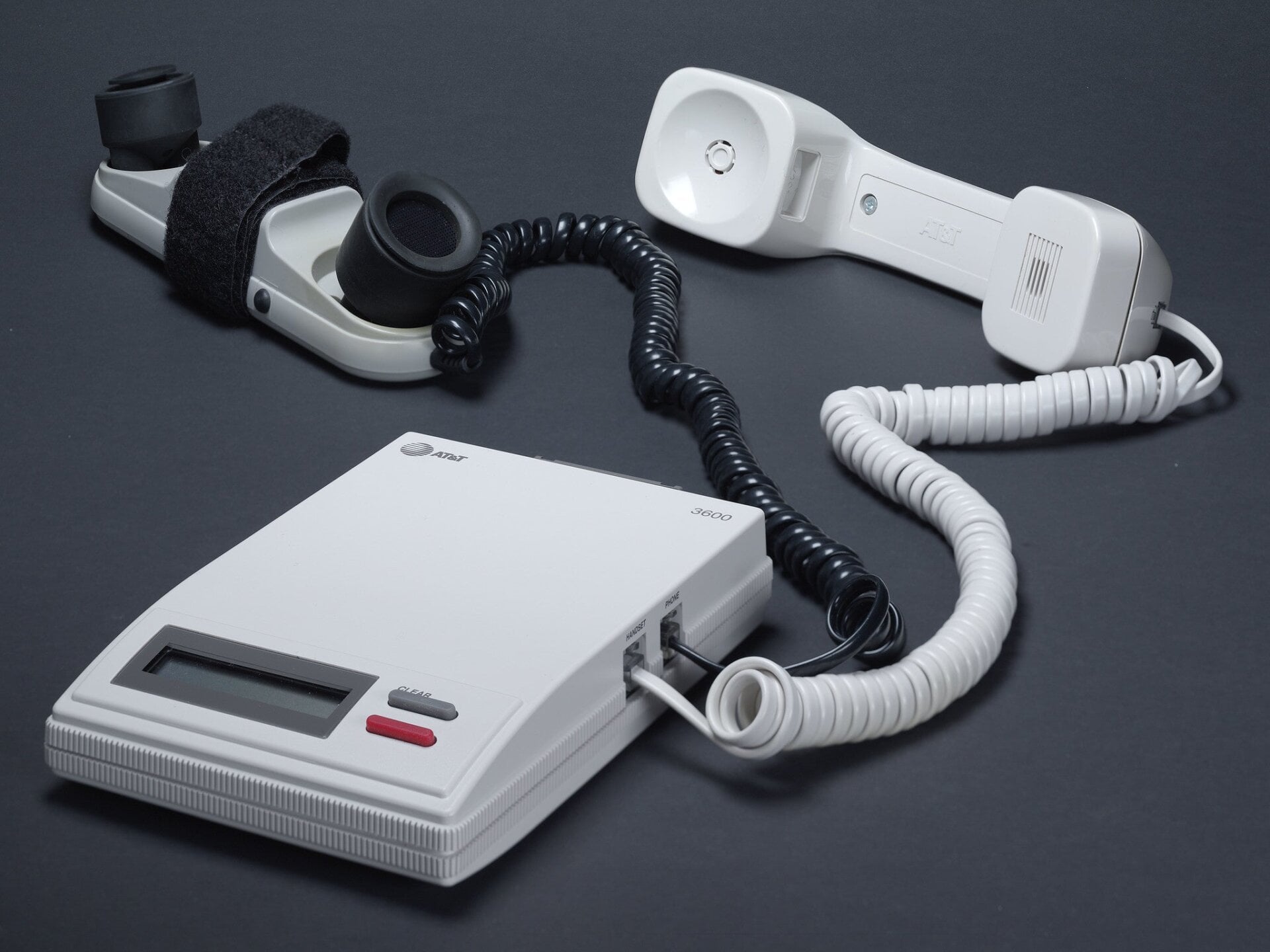 Como resultado de los avances tecnológicos que se lograron durante la década de 1970, el interés popular en la criptografía aumentó naturalmente durante la siguiente década, a medida que especularon sobre sus posibles aplicaciones en los ámbitos empresarial, académico y de la sociedad en general. A principios de la década de 1990, el gobierno de Estados Unidos estaba cada vez más nervioso por la democratización del cifrado, hasta el punto de que había comenzado a desarrollar una solución alternativa.