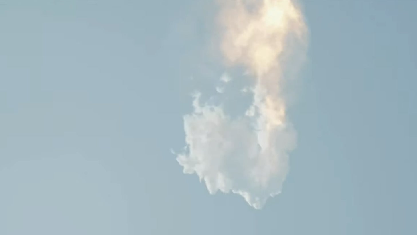 Una vista de Starship durante la secuencia de destrucción, que pareció desarrollarse en dos fases. 