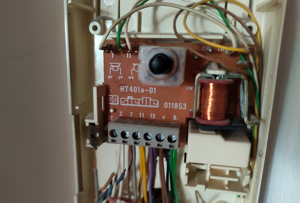 El puerto al que hay que atornillar los diferentes cables.