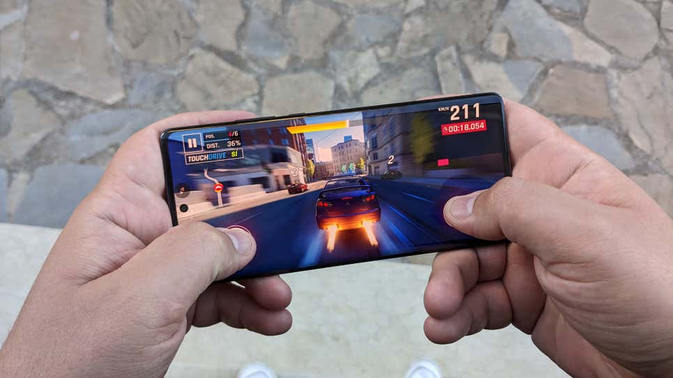 Un juego en un modelo reciente de Motorola. Los teléfonos móviles hoy en día pueden hacer muchísimas más cosas que simplemente llamar.