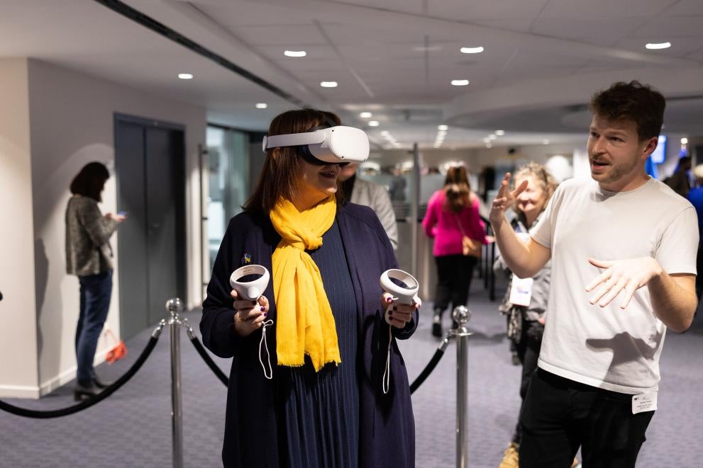 Los ciudadanos pudieron hablar con expertos y probar experiencias de realidad virtual durante el panel