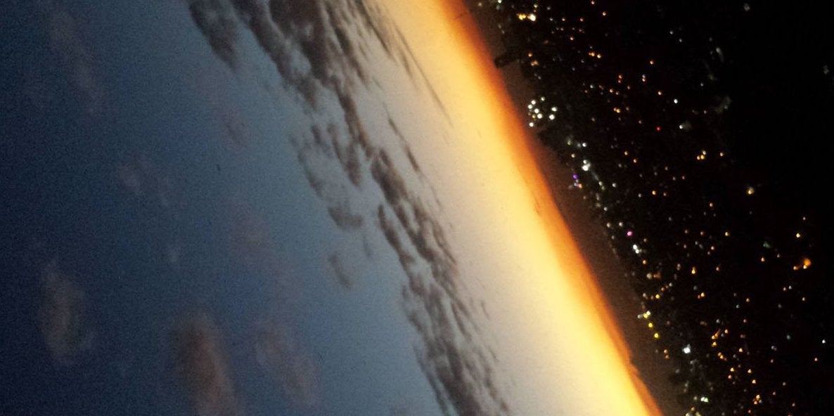 La imagen parece mostrarnos la curvatura del planeta con el océano, nubes e incluso capas atmosféricas y algo parecido a las estrellas en el cosmos