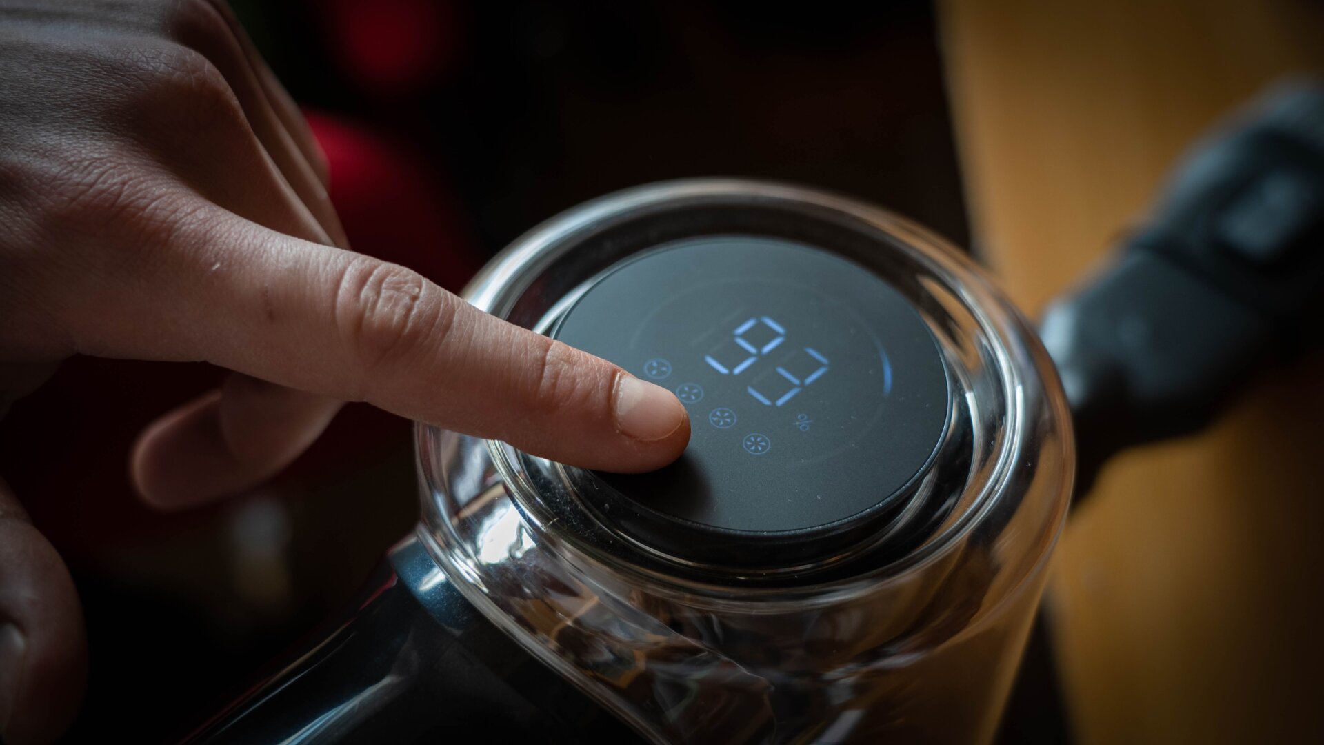 La pantalla LED es táctil y nos permite ver toda la información referente al aspirador.