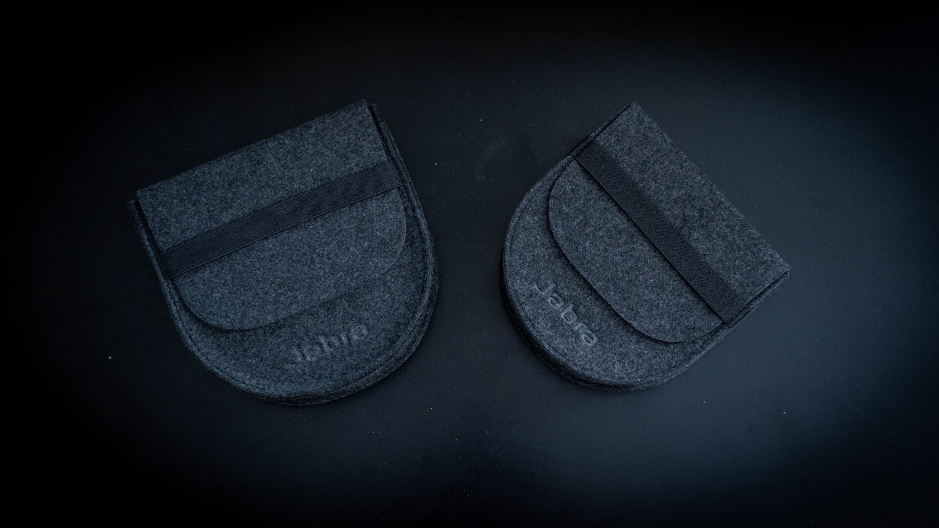 Las fundas de viaje del Jabra Speak2 75 y el Jabra Speak2 55, respectivamente.