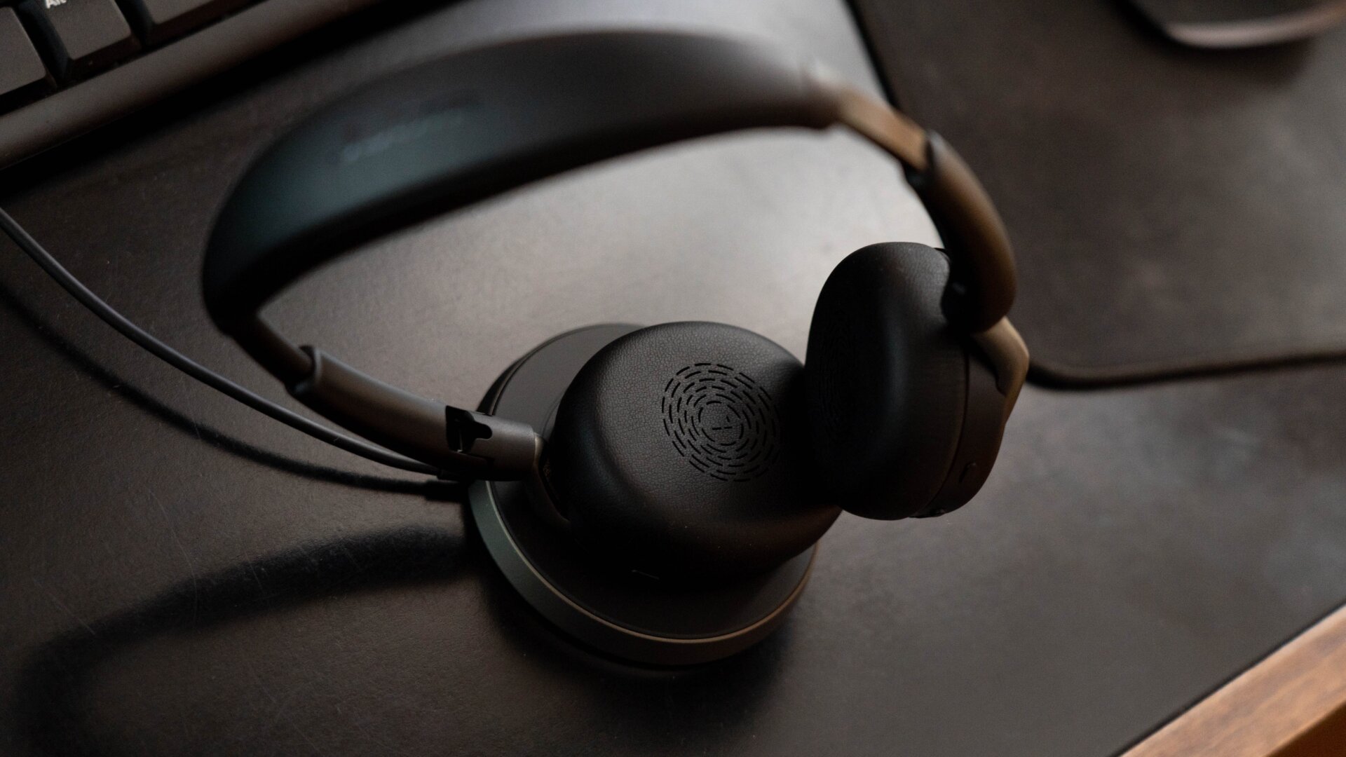 La base de carga inalámbrica que comercializa Jabra permite que los auriculares se puedan colocar en vertical sobre ella.