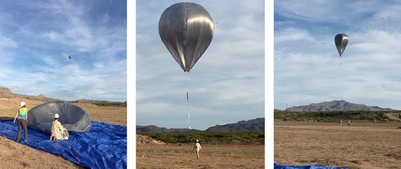 Inflando uno de los globos usados para el experimento.