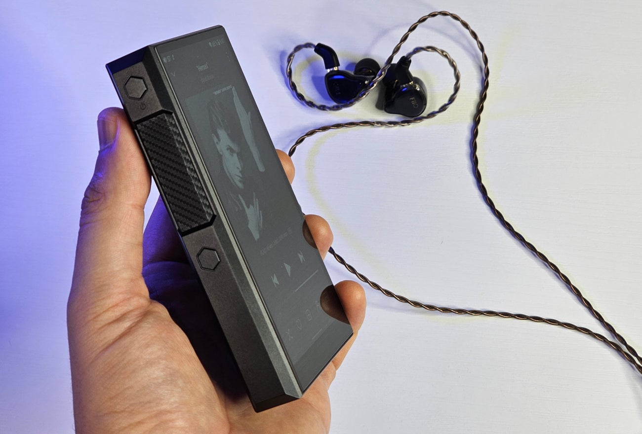 El FiiO M11S incluye botones físicos en sus laterales. En este lado se encuentra el botón de encendido, el control de volumen (la franja con aspecto de fibra de carbono) y un botón con función programable.