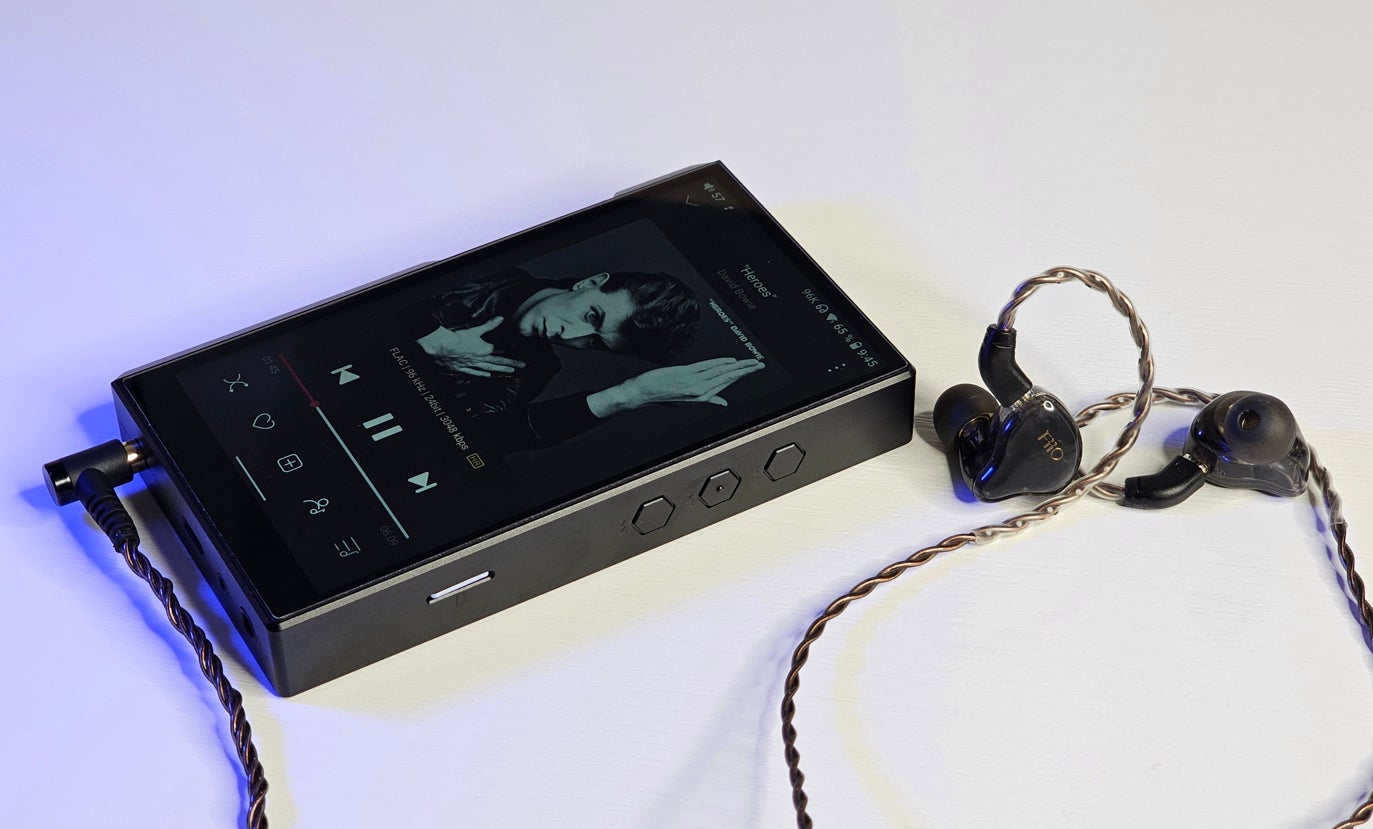 En este lado del FiiO M11S se encuentran los botones para controlar la reproducción (siguiente canción, anterior canción y reproducir/pausar) y la ranura para tarjetas microSD.