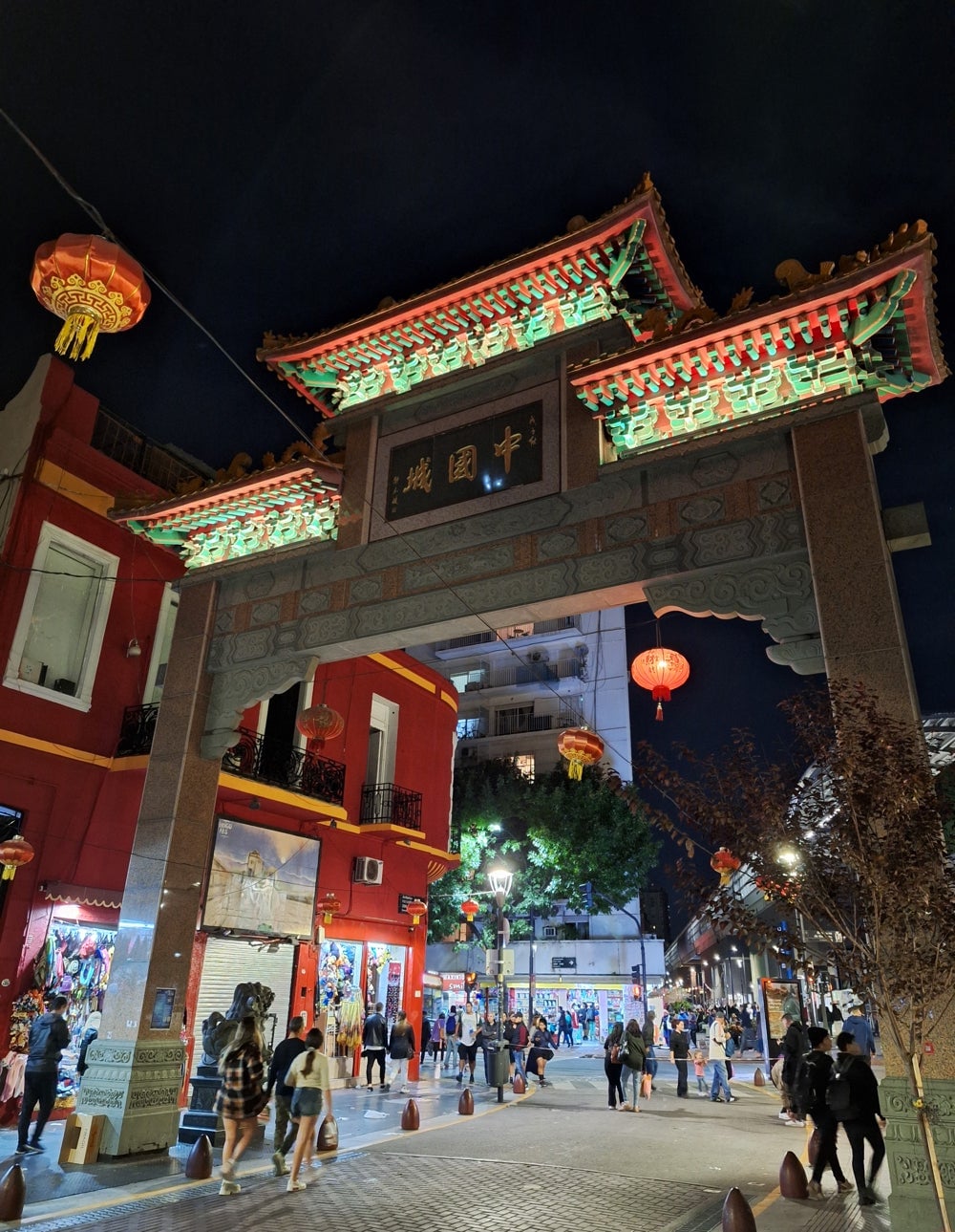 Foto tomada con el Galaxy A54 de noche, con poca iluminación. La foto fue tomada sin usar el modo Nightography y aún así ofrece muy buenos resultados.