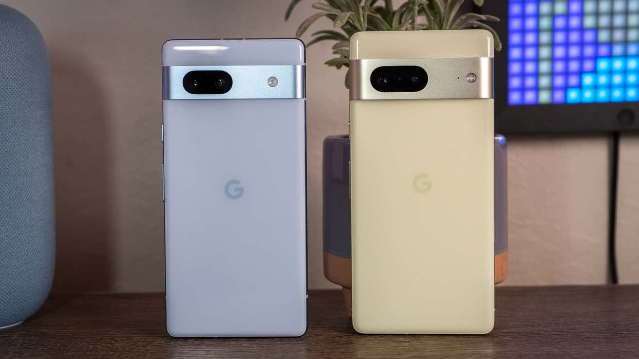 A la izquierda, el Pixel 7a. A la derecha, el Pixel 7.