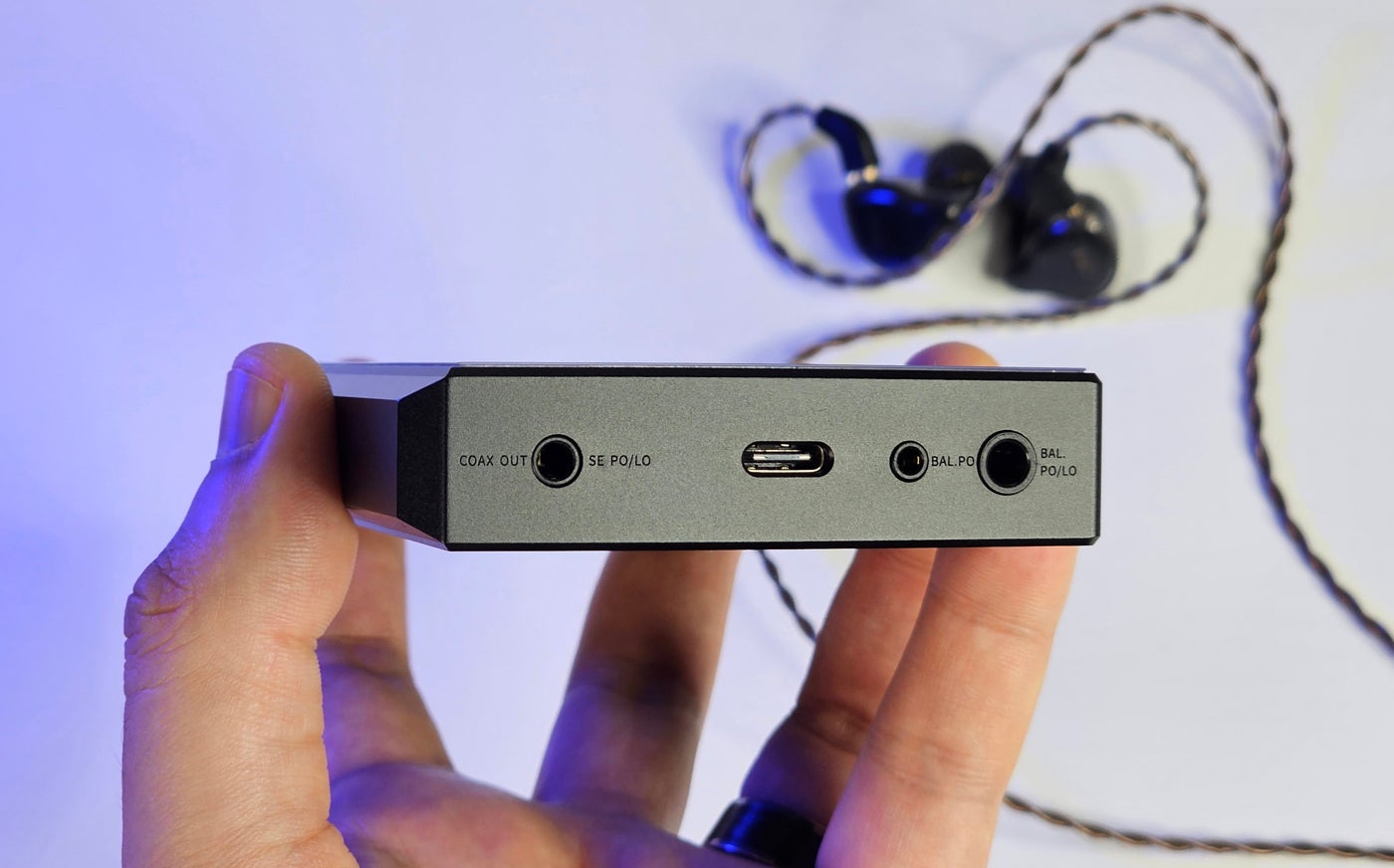 De izquierda a derecha: puerto de 3,5mm (no balanceado), puerto USB-C para carga y transferencia de datos, puerto de 2,55mm (balanceado), puerto de 4,4mm (balanceado)