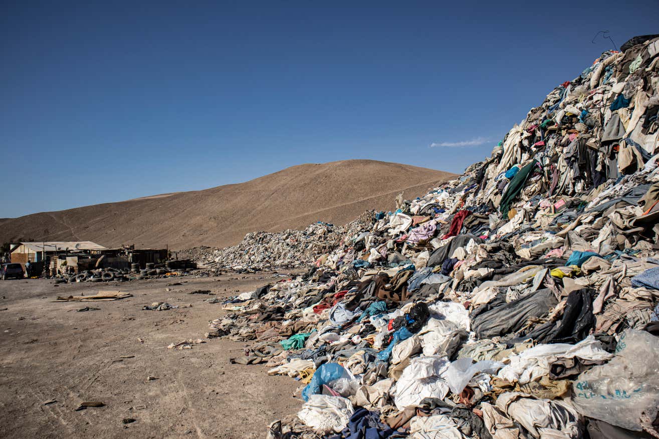 La ropa forma una nueva duna en el desierto a las afueras de Iquique