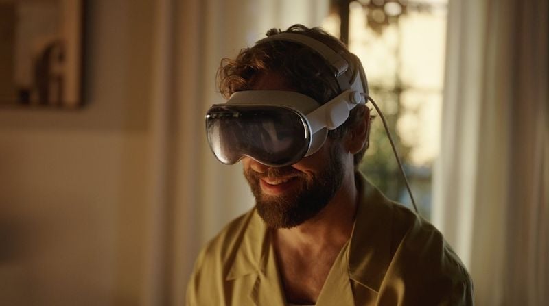 Una captura de pantalla de uno de los vídeos de la presentación en el que se ve la correa superior.