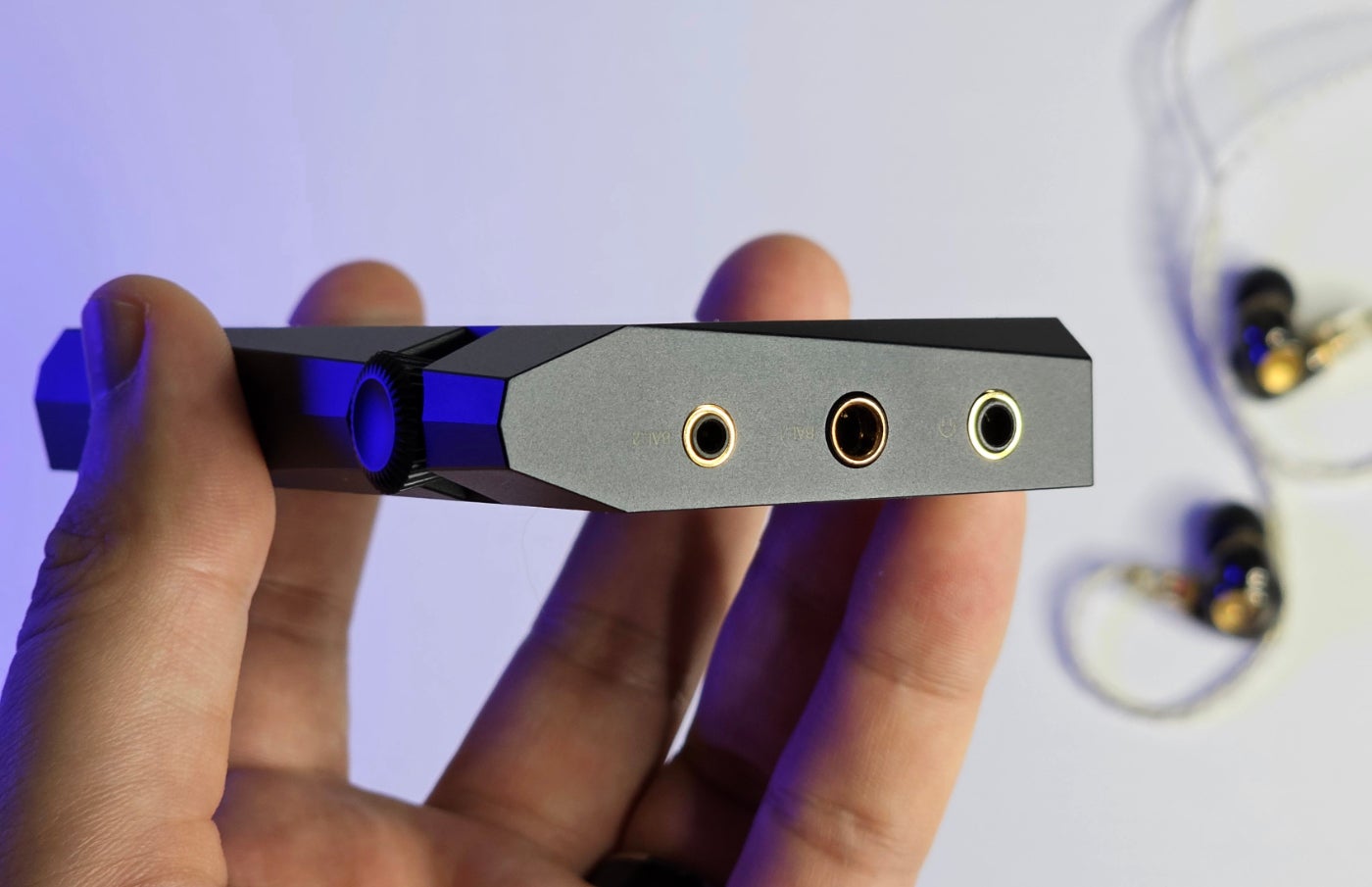 De izquierda a derecha: puerto de auriculares de 2,5mm y 4,4mm (balanceados); puerto de auriculares de 3,5mm (no balanceado)