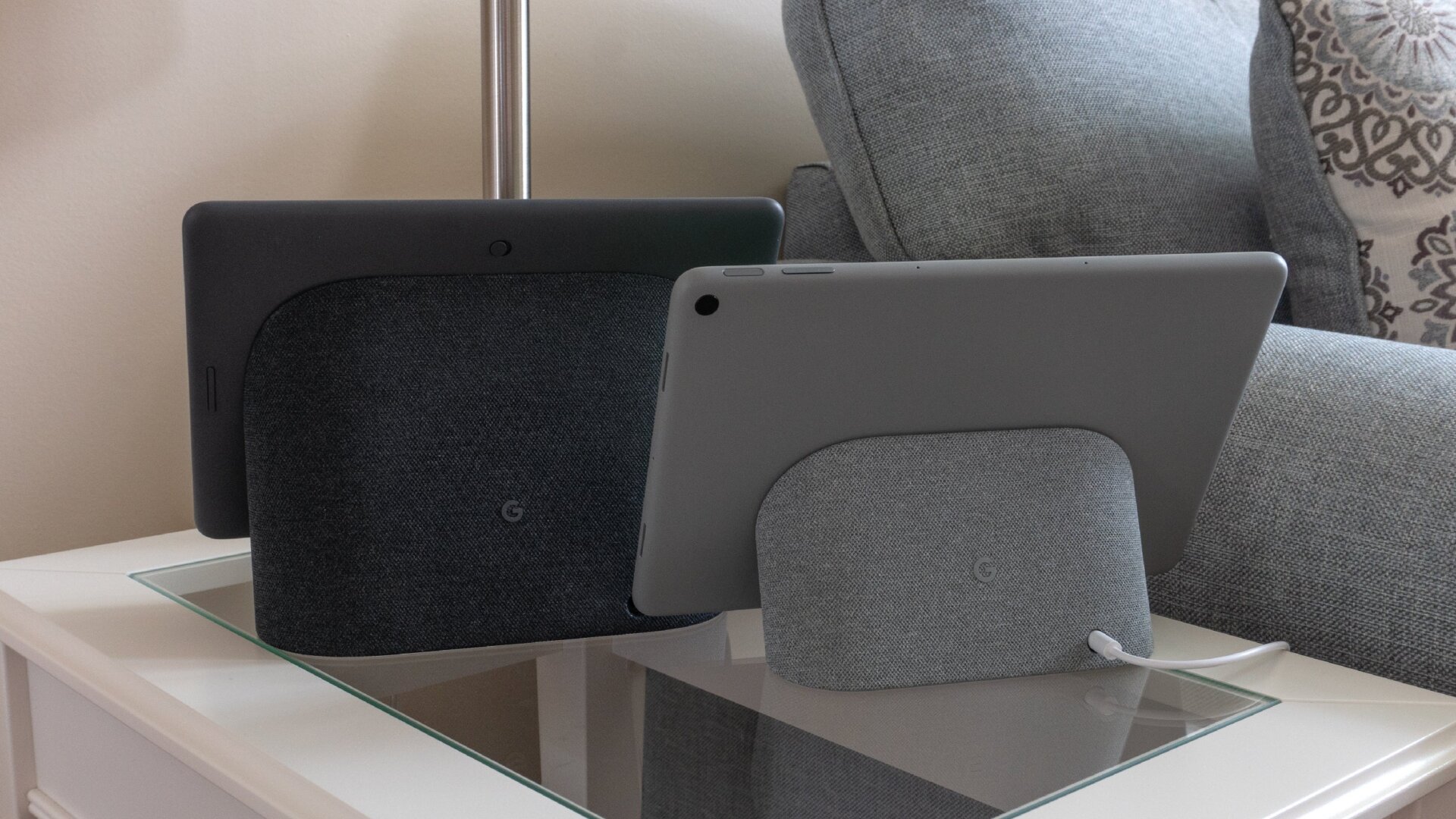 La base del Google Nest Hub Max (izquierda) es mucho más grande que la de la tableta Pixel (derecha) y alberga más parlantes que bombean mucho mejor sonido que la tableta acoplada.