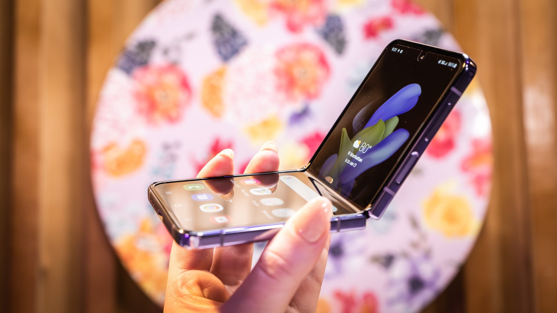 El Galaxy Z Flip 4 que llegó en 2022. Uno de los cambios del Z Flip 5 sería una pantalla externa más grande.