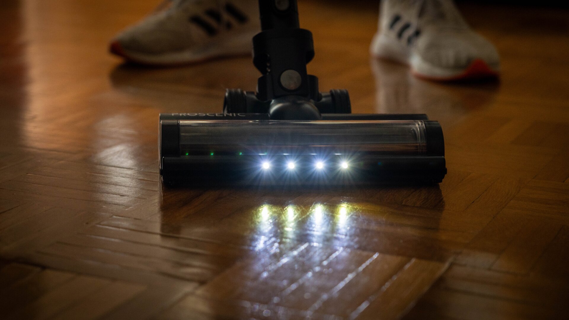 La luz LED incorporada ayuda a ver mejor la suciedad del suelo