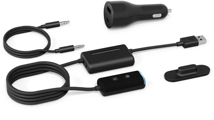 Este es todo el contenido que viene en la caja: Echo Auto, panel adhesivo de sujeción, cable de 3,5mm, adaptador de mechero. 