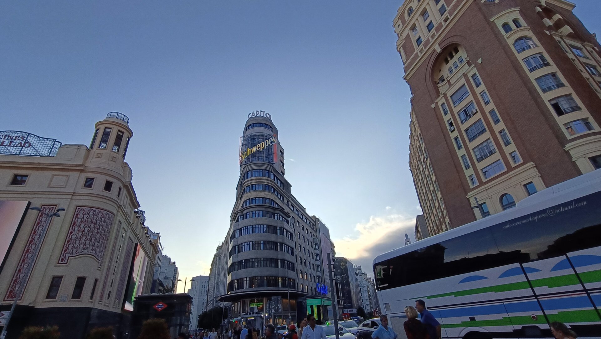 Incluso con luz disponible, el gran angular tiene una resolución limitada. 