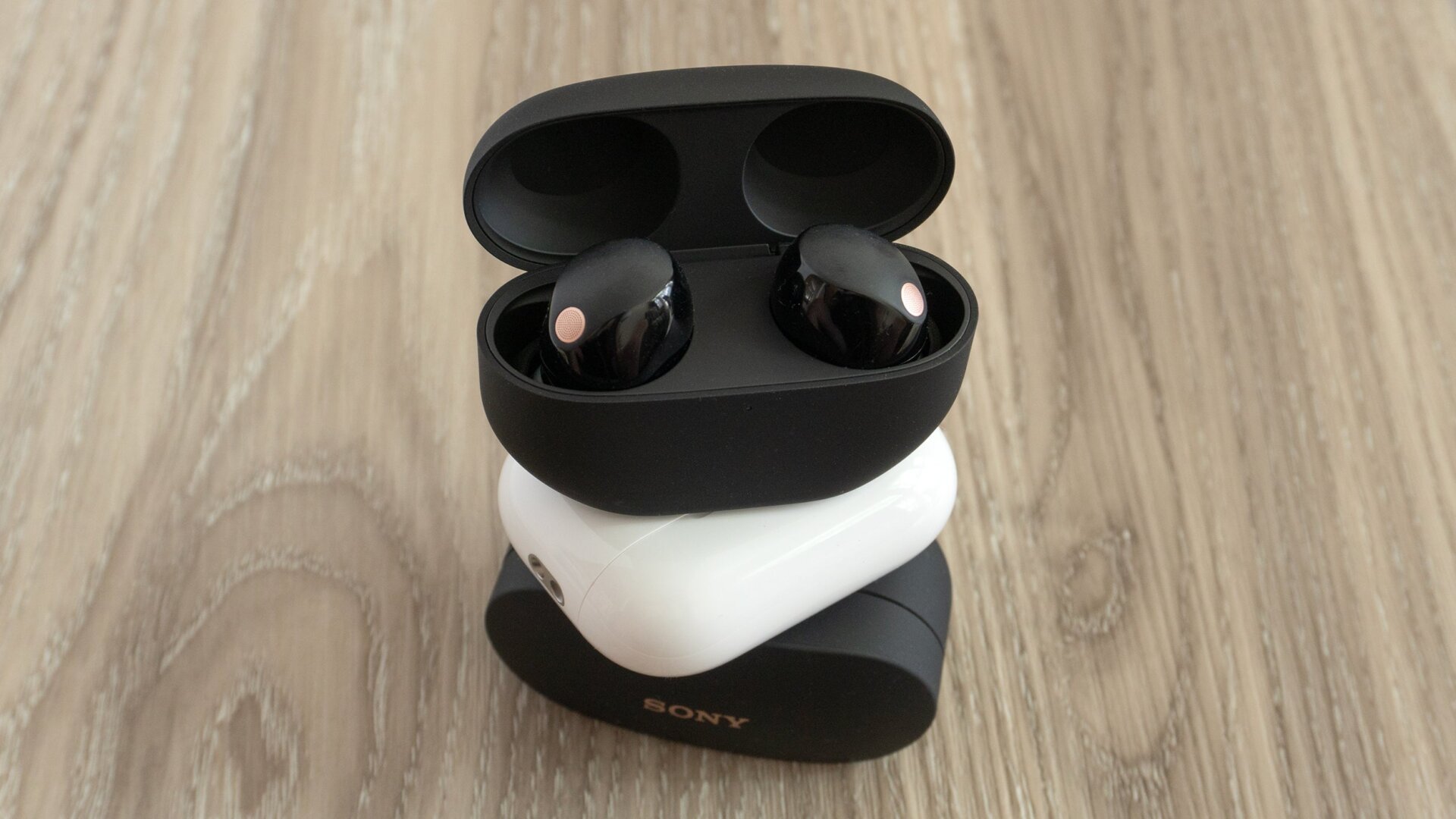 Si su presupuesto se lo permite, los Sony WF-1000XM5 (arriba) son fácilmente los mejores auriculares inalámbricos que puede comprar.