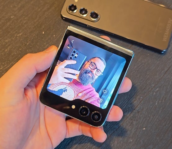 La pantalla externa del Galaxy Z Flip 5 es muy útil para usar como visor y tomar selfies usando la cámara principal.