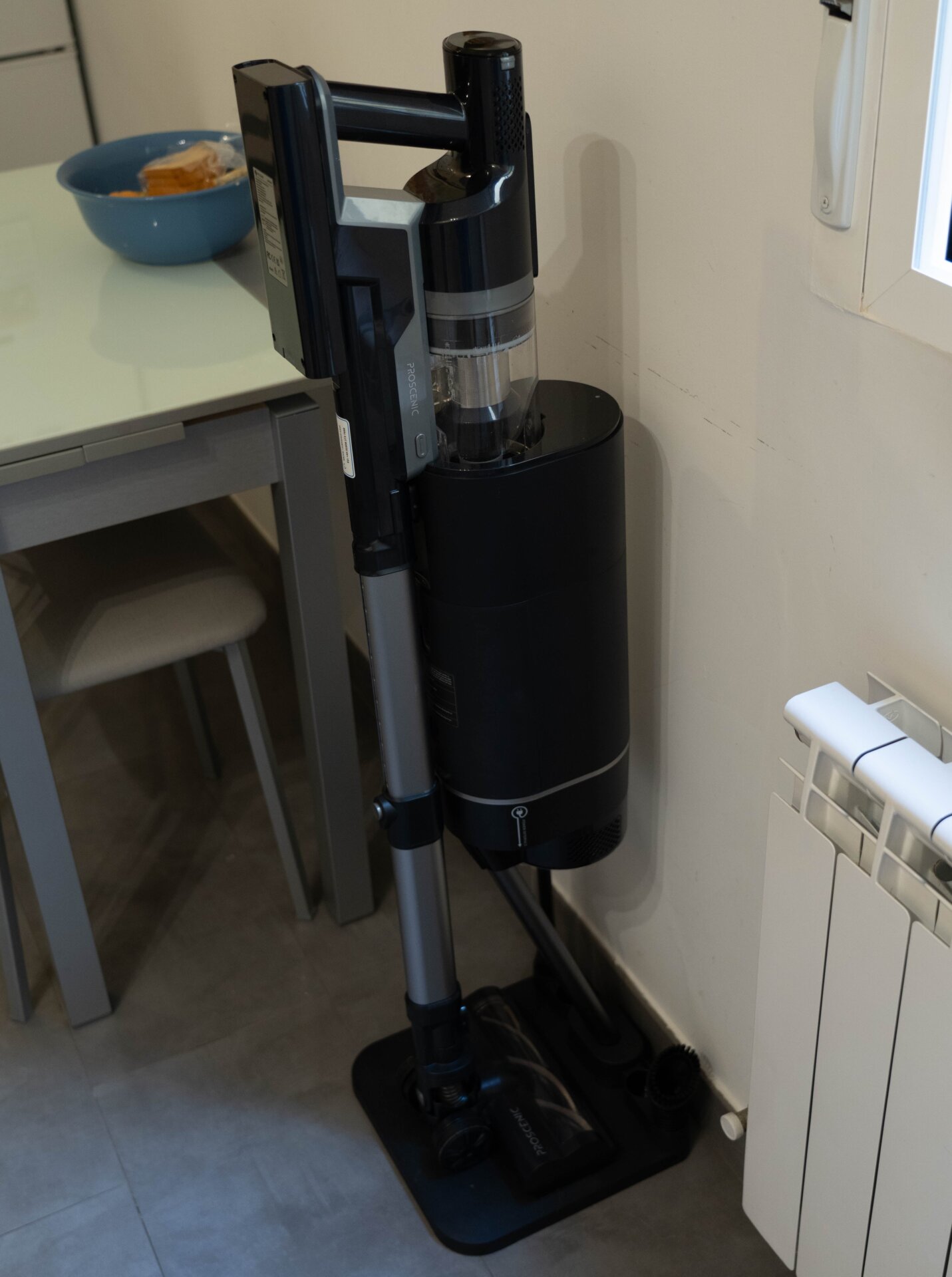 La base de carga y de vaciado es ligeramente voluminosa